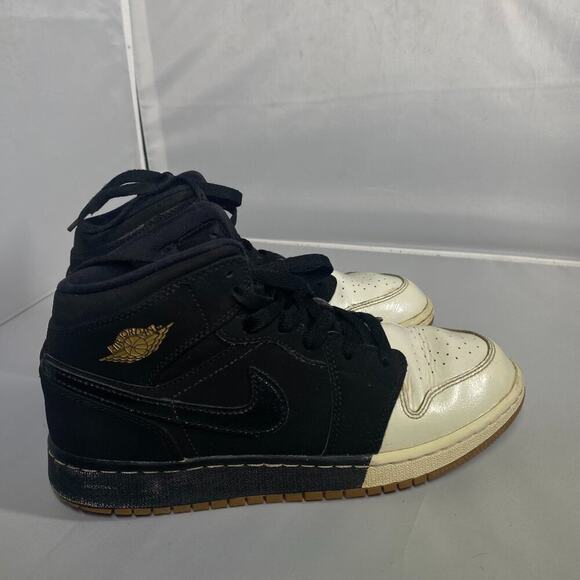 Nike Air Jordan 1 Mid Basketball Shoes Size 6Y - Picture 1 of 5